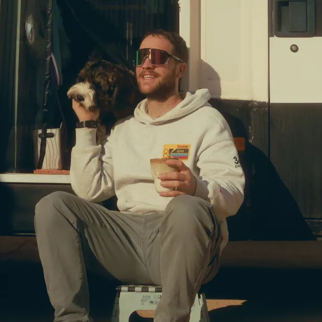 Timo met zijn hond en een kop koffie